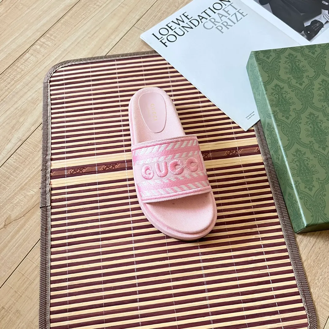 👟👟Ex-factory price 420👟👟 High-end women's shoes Gucci's latest limited edition thick-soled slippers. Top quality sale. Purchase authentic products. The material and craftsmanship are consistent with the original. Upper: original special printing process. Lining: dyed sheepskin. Outsole: Italian private model outsole. Size: 35-43M standard size. 41, 42 custom-made and non-refundable. Sole thickness: 5.5cm. Forefoot 4cm.
